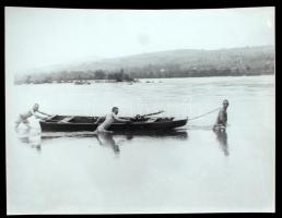cca 1925 Pucér katonák csónakot vontatnak, korabeli üveglemez negatívról készült későbbi nagyítás, 18x24 cm