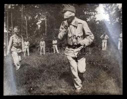 cca 1925 Sajátos katonai kiképzés: hang utáni tájékozódás teljes sötétségben, korabeli üveglemez negatívról készült későbbi nagyítás, 18x24 cm