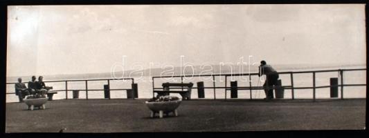 cca 1970 Balatonalmádi, emlékkép készül, 14x40 cm