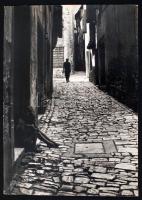 cca 1970 Darkó István: Sikátor, jelzett vintage fotóművészeti alkotás, 40x28 cm