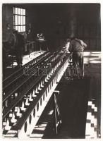 cca 1950 Medgyesi László (Kecskemét): Fények a műhelyben, a szerző által feliratozott vintage fotóművészeti alkotás, 40x30