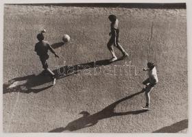 cca 1980 Zsigri Oszkár: Foci, aláírt vintage fotóművészeti alkotás, 28x40 cm