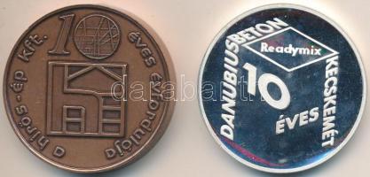 2000. "A Hírös-Ép Kft. 10 éves évfordulója / Kecskemét 2000" Br piefort emlékérem dísztokban (42,5mm) + 2003. "10 éves a Danubius Beton Readymix / Kecskemét 2003" ezüstözött fém emlékérem (42,5mm) T:2,PP