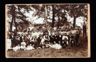 1902. augusztus 17. A Budai Kath. Legény Egylet kirándulása alkalmából felvett csoportkép Máriamakkon, keményhátú fénykép, 10x16 cm