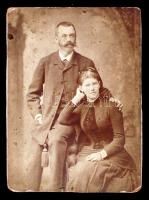 cca 1900 Gróf Erdődy Gyula és neje Széchenyi Emmi grófnő kettős műtermi portréja Ferd. Mayer grazi műterméből, feliratozva 14x10 cm