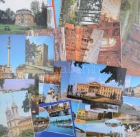 Kb. 1200 db MODERN képeslap két dobozban pár képeslapfüzettel; külföldi és magyar városképes; üdvözl...