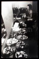 cca 1974 Demjén Gábor: Próbán, feliratozott, kartonra ragasztott vintage fotóművészeti alkotás, sarkain törésnyomokkal, 15x23 cm