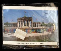 A lebontott Berlini nagy fal egy darabkája eredet igazolással, bontatlan csomagolásban. /
An origina...