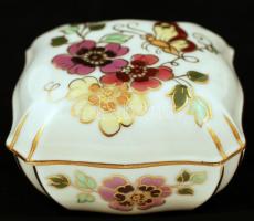 Zsolnay kézzel festett pillangós virágmintás ékszertartó doboz, hibátlan, jelzett, / Handpainted Zsolnay chinaware box, in flawless condition, 11×11x6 cm