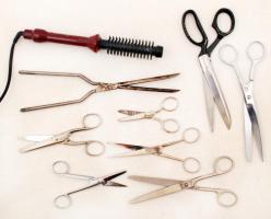 7 db különféle olló + egyéb fodrászati kellékek