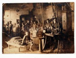 1928 Arad, műhelybeli életkép, fotó, hátulján feliratozva, 11×15,5 cm