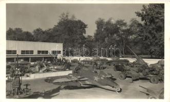 1942 Budapest, Őszi Lakberendezési Vásár, Magyar királyi Hadimúzeum "Szovjet-frontról" kiállítása,  szovjet hadigépek (EK)