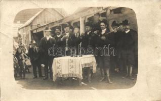 1914 Brassó, Kronstadt; borozó társaság, ünnepség / wine drinking men, fest, H. Lang photo (fa)