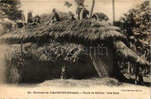 Ziguinchor, Route de Bafican, une case / house
