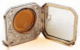 Indamotívummal és virágokkal díszített ezüst(Ag) púdertartó, belsejében tükörrel, rúzstartóval, jelz...