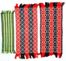 3 db retro szálbehúzásos terítő piros-sötétkék-fehér és zöld-fekete-sárga színekben, 71x35 és 55x20 cm-es méretben