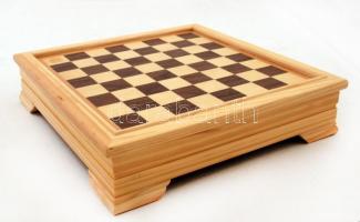 Újszerű sakktáblás fa társasjáték, belsejében dominóval dobókockával, kártyával stb., 30x30x7 cm