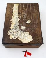 Szecessziós, gazdagon díszített fedelű, bőr borítású nagy ékszertartó láda, hozzá tartozó kulccsal, 40,5×31,5×12,5 cm