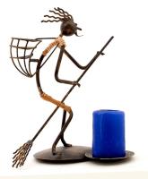 Boszorkányt mintázó drót gyertyatartó gyertyával