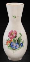 Herendi virágmintás váza, kézzel festett, jelzett (tanuló), kopásnyomokkal, 150mm