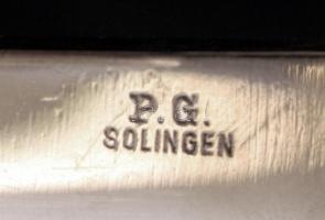 Őzláb markolatú Solingen vadászkés, a penge kicsit sérült, jelzett, pengehossz: 9,5 cm, teljes hossz...