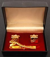 Aranyszínű mandzsettagombok és nyakkendőtű tokban, jó állapotban