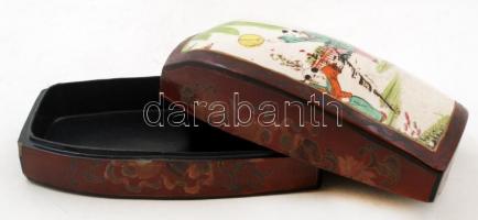 Antik kínai lakkdoboz, porcelán betéttel,kézzel festett, XIX. század,jelzés nélkül, lepattanásokkal,...