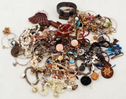 Cipősdoboznyi érdekes bizsu, karkötők, nyakláncok, brossok, fülbevalók, gyöngyből, fémből