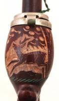 Vadász motívummal díszített, faragott Arkus márkájú fa pipa, fém fedéllel, szárral, h: 27,5 cm