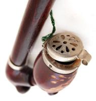 Vadász motívummal díszített, faragott Arkus márkájú fa pipa, fém fedéllel, szárral, h: 27,5 cm