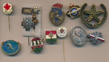 14db klf jelvény és kitűző, zománcozott darabok is, közte NDK 1953. "Wintersport 1953" festett fém jelvény, Lengyelország 1962. "FIS Zakopane" zománcozott fém jelvény, felcsavarozva rá "Mennica Państwowa" jelzésű érme T:vegyes 14pcs of diff badges and pinc, some enamelled, including GDR 1953. "Wintersport 1953" painted metal badge, Poland 1962. "FIS Zakopane" enamelled metal badge with a "Mennica Państwowa" marked coin on its back C:mixed