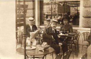 Fiume, Cafe, group photo