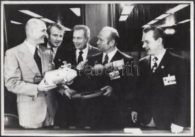 1975 Texas, USA, Az Apolló és Szojuz űrhajók összekapcsolásának előkészítése, Johnson űrközpont, MTI sajtófotó, hátoldalon feliratozva, pecséttel jelzett, 26x18 cm