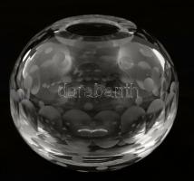 Gömb alakú kristályüveg váza, metszett, gravírozott, jelzés nélkül, m: 9 cm