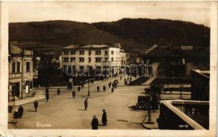 Zsolna, tér, kávézó / square, cafe, automobile (EK)