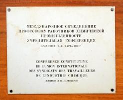 1950 Régi fa doboz, belsejében kis táblával, rajta kétnyelvű felirattal (Conférence Constitutive...)...