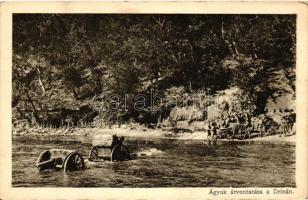 Ágyuk átvontatása a drinán, az Érdekes Újság kiadása / Military WWI Hungarian, crossing the river with cannons