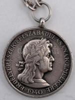 1940. "Erdélyi részek felszabadulásának emlékére" cink emlékérem, jelzett Ag láncon (Br:38...