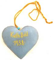 1938 A Katolikus bál díszes, szív alakú táncrendje kézi festéssel, 7x6 cm