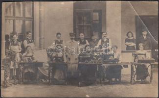 1914 Szabóműhely varrólányokkal, futott fotólap, egyik sarkán törésnyommal, 14x9 cm