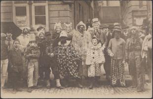 cca 1920 Bázel, Svájc, Karneválozók (Basler Fasnacht), fotólap, 14x9 cm / cca 1920 Basel, Switzerland, The Carnival of Basel (Basler Fasnacht), photocard, 14x9 cm
