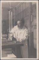 1931 Munka a laboratóriumban, futott fotólap, 9x14 cm