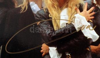 Csepregi Éva (1953-) magyar énekesnő, színésznő, a Neoton Família tagja. Aláírása az együttes Édentő...