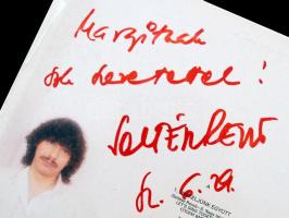 Soltész Rezső (1945-) magyar énekes, zeneszerző, szövegíró.  Aláírása a saját Szóljon hangosan az én...