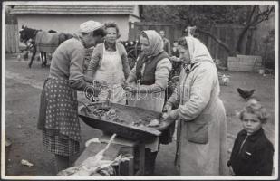 1958 Tiszavölgyi József: Csirkebontás egy falusi udvarban, pecséttel jelzett fotó, 14x9 cm