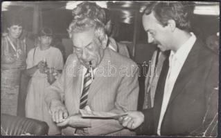 cca 1980-1990 Hegedüs Géza(1912-1999) író, kritikus, egyetemi tanár, sarkain sérült fotó, 15x9 cm