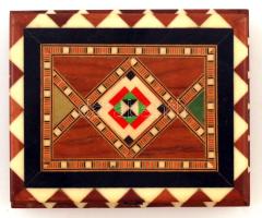 Intarziával gazdagon díszített zenélő fa ékszeres doboz, 12×9,5×6,5 cm