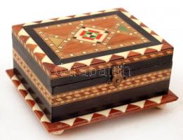 Intarziával gazdagon díszített zenélő fa ékszeres doboz, 12×9,5×6,5 cm