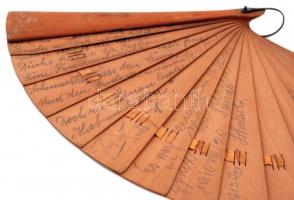 cca 1910  Antik fából készült legyező, lapjain érdekes régi emlékfeljegyzésekkel, h: 15,5 cm