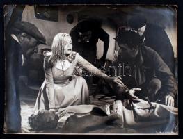 1943 Madeleine Sologne francia színésznő és Jean Marais francia színész, rendező az Örök visszatérés című film egy jelenetében, Prod. André Paulvé,  felületén törésnyomokkal, sorszámozott, 30x23 cm